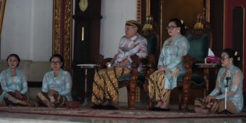 Karaton Surakarta Kirabkan Sepasang Gunungan di Garebeg Pasa 2025